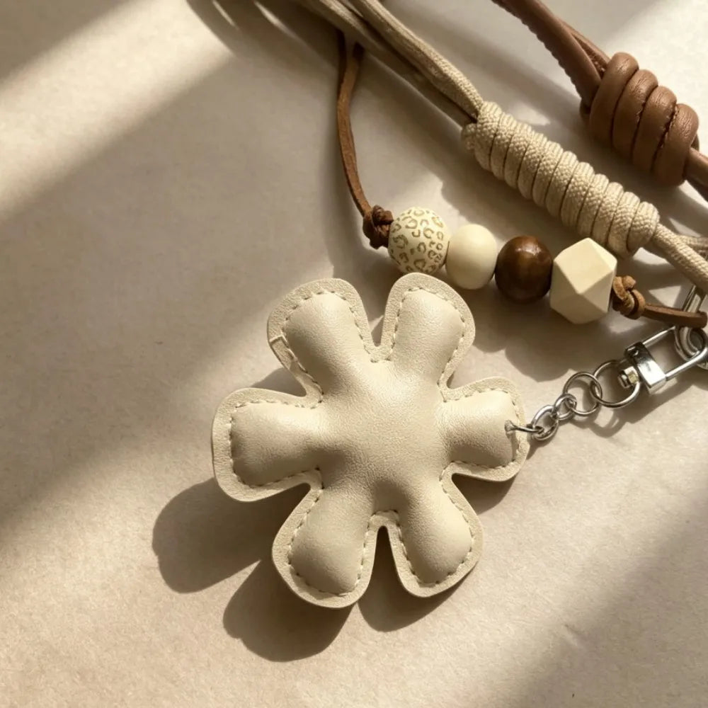 Llavero de Bolsas con Flor de Cuero, Cordón Trenzado y Cuentas de Madera