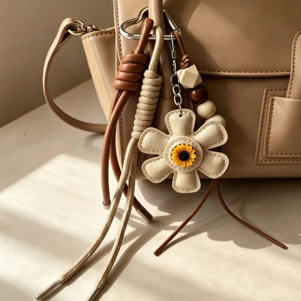 Llavero de Bolsas con Flor de Cuero, Cordón Trenzado y Cuentas de Madera